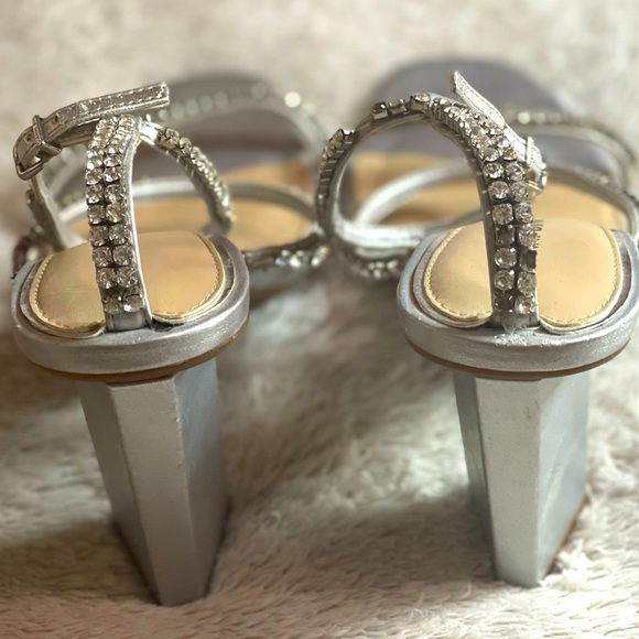 𝐆𝐢𝐚𝐧𝐢 𝐛𝐢𝐧𝐢 𝐬𝐚𝐧𝐝𝐚𝐥𝐬 ❣︎❣︎ - Picture 2 of 4